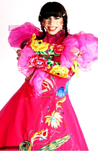 La Chola Chabuca por Ernesto Pimentel Foto de La Chola Chabuca con traje fucsia