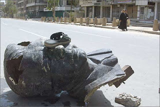 saddam-statue-hit-with-shoes-4_afp.jpg