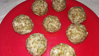 http://www.indian-recipes-4you.com/2017/03/moong-dal-sweet-bonda.html