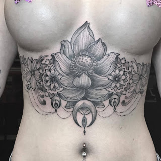 Tatuaje de flores y colgantes debajo de los senos