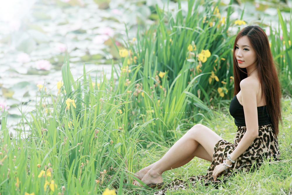 Lee Ji Min outdoor set in strapless leopard maxi | Daily Sexy Girls