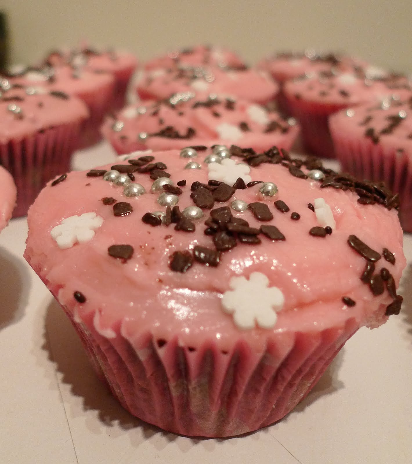 Cupcakes heaven by Margaret Sjokolade muffins med rosa glasur