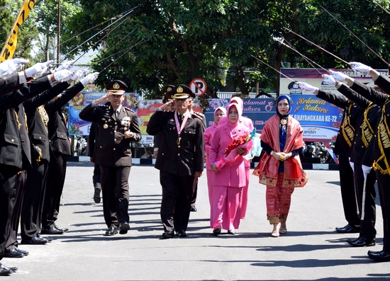 Tradisi Pedang Pora Lepas 9 Wisudawan Purnawira Polres Bondowoso