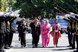 Tradisi Pedang Pora Lepas 9 Wisudawan Purnawira Polres Bondowoso