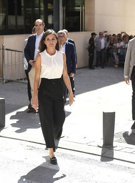 Queen Letizia wore Hugo Boss Iyabo silk top, Boss cropped wide leg trousers and hugo boss Italian-leather flats