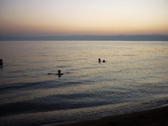 nuotare sul mar morto, dead sea, giordania