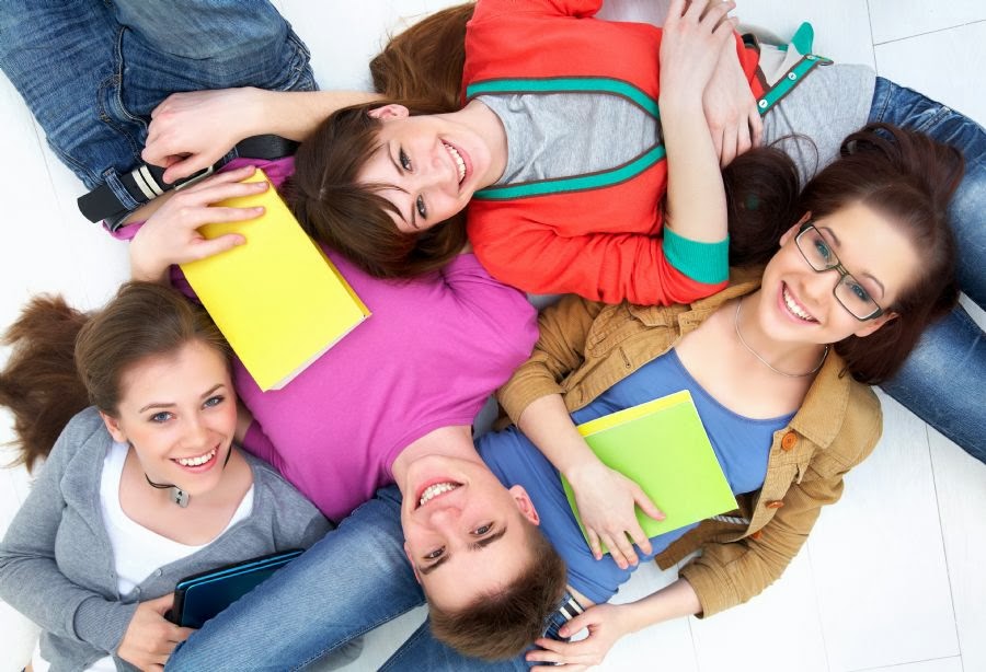 класс с учениками. жена со школы. учитель за столом. современные подростки в школе. беседы учителя.