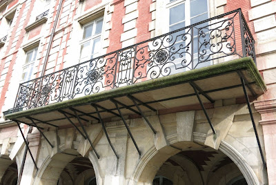 Balcon du 12 place des Vosges à Paris, Hôtel de Castille