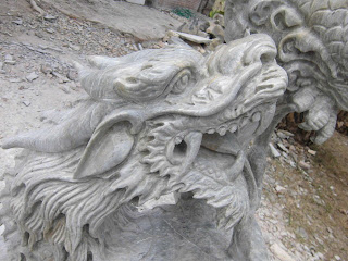 <img src="Detail wajah Naga.jpg" alt="Patung Tarung Garuda Naga  terbuat dari marmer">