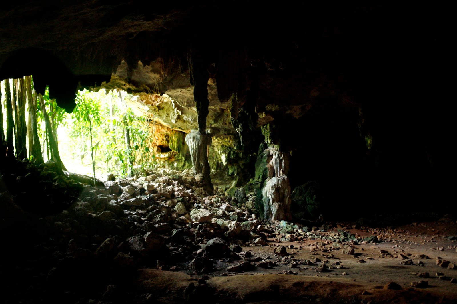 El libro afirmaba que cerca de Oxkintok existía una cueva donde los primeros mayas hacían las ceremonias para iniciar a sus h-mem,  sus sanadores o chamanes.  La cueva se llama Aktun Usil. Aktun viene de las palabras Ak, caparazón de tortuga y tun, piedra, así que significa el caparazon de piedra.