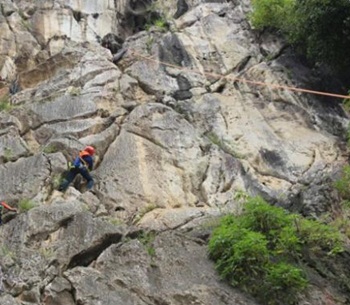 Panjat tebing atau istilah dalam bahasa Inggrisnya rock climbing merupakan salah satu akti 6 Lokasi Panjat Tebing Terbaik di Indonesia