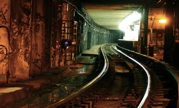 KNFGame Escape From Train Subway Tunnel