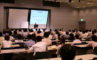 講演会講師・三遊亭楽春のカスタマーサービス講演会の風景。 講演会講師・三遊亭楽春のカスタマーサービス講演会の風景。