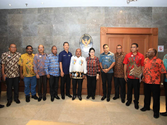Lukas Enembe Sambangi Menteri Kesehatan dan Menteri BPPN Lukas Enembe Sambangi Menteri Kesehatan dan Menteri BPPN