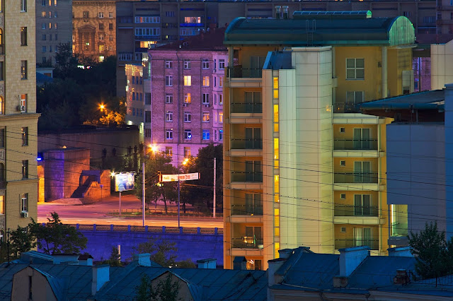 вид с крыши жилого дома на Новинском бульваре, набережная Тараса Шевченко, Смоленский метромост, посольство Великобритании