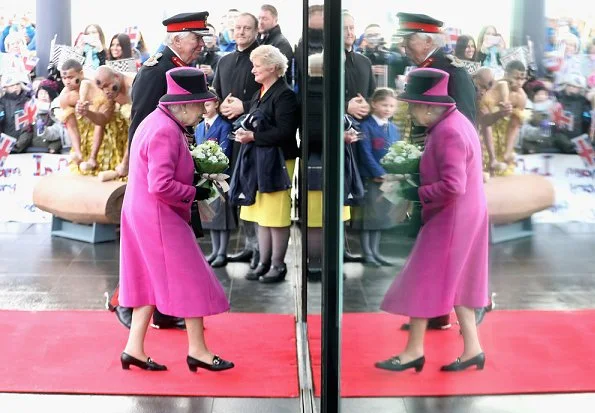 Queen Elizabeth visited a exhibition at tSainsbury Centre for Visual Arts in University of East Anglia. Style of Queen Elizabeth
