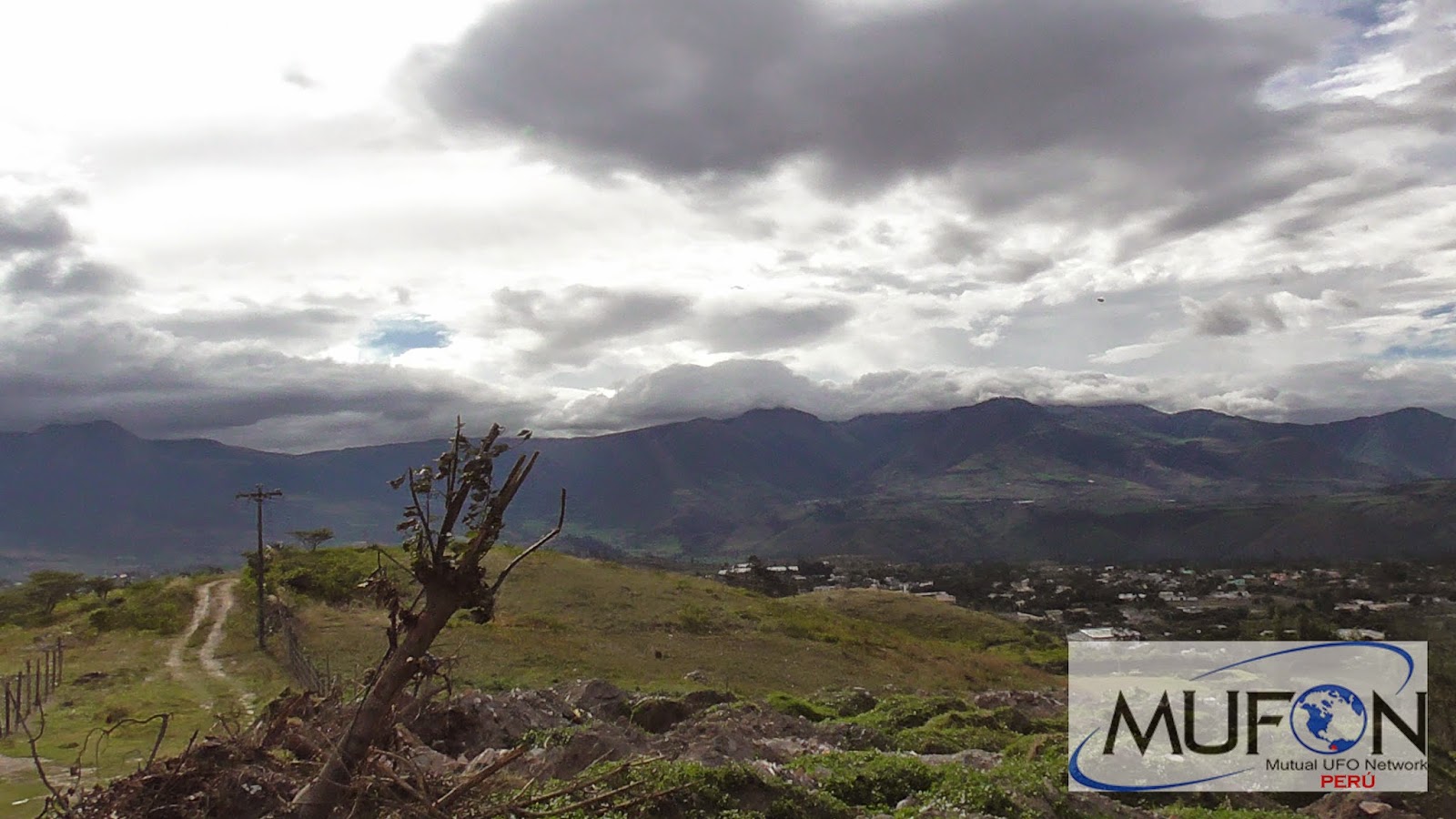 Fotografía tomada el día 26 de abril (2015) en provincia de Imbabura, Ecuador. Puede observarse un objeto aéreo anómalo de forma al parecer triangular.