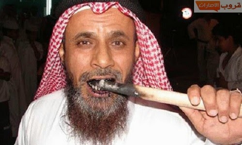 سعودي يأكل الثعابين الحية والزجاج والحديد