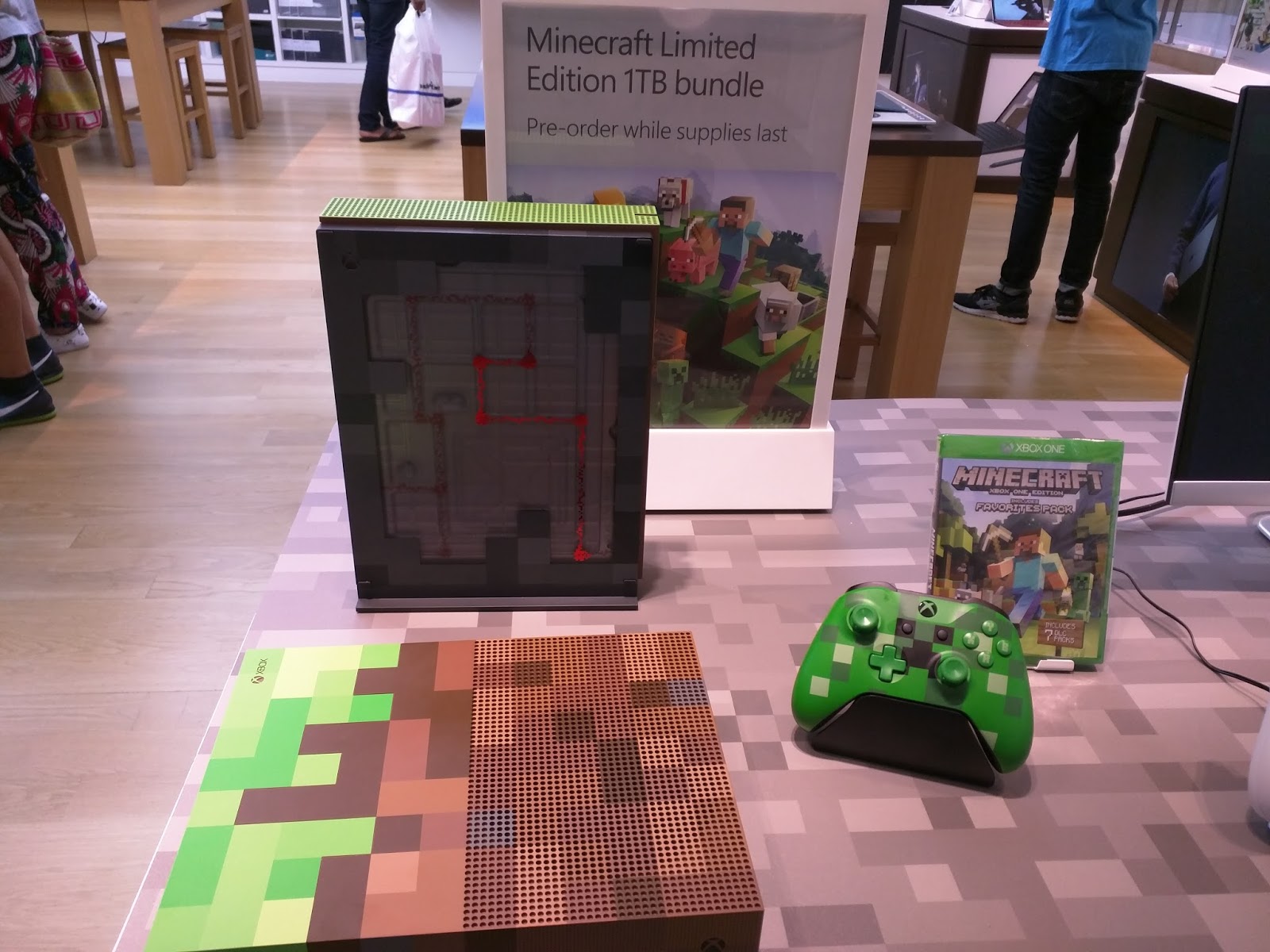 kunstmest als Tien Robert Dyer @ Bethesda Row: Xbox One Minecraft Special Edition console  available for pre-order at Microsoft Store in Bethesda (Photos)