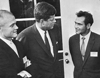Titov negli Stati Uniti incontra il presidente Kennedy e l'astronauta Glenn.