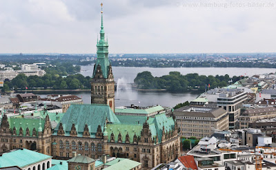 Hamburger Rathaus von oben - Blick von der St. Nikolai Kirche Hamburger Rathaus von oben - Blick von der St. Nikolai Kirche