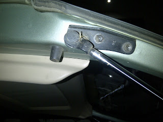 Shock bagasi mobil: Shock Bagasi PIntu Belakang