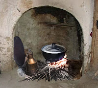 İçinde odun ile ateş yakılan eski ocak