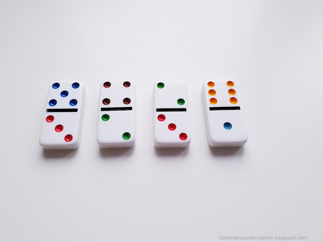 zabawy z domino, układanki