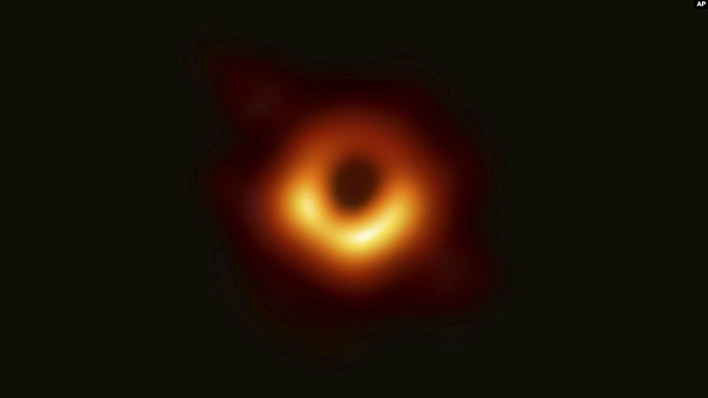 Científicos revelaron la primera imagen que se hizo de un agujero negro después de reunir datos recopilados por una red de radiotelescopios de todo el mundo / Event Horizon Telescope Collaboration / Maunakea Observatories