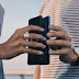 EL MATE 20 PRO PONE DE MODA LA CARGA SIN CABLES ENTRE CELULARES