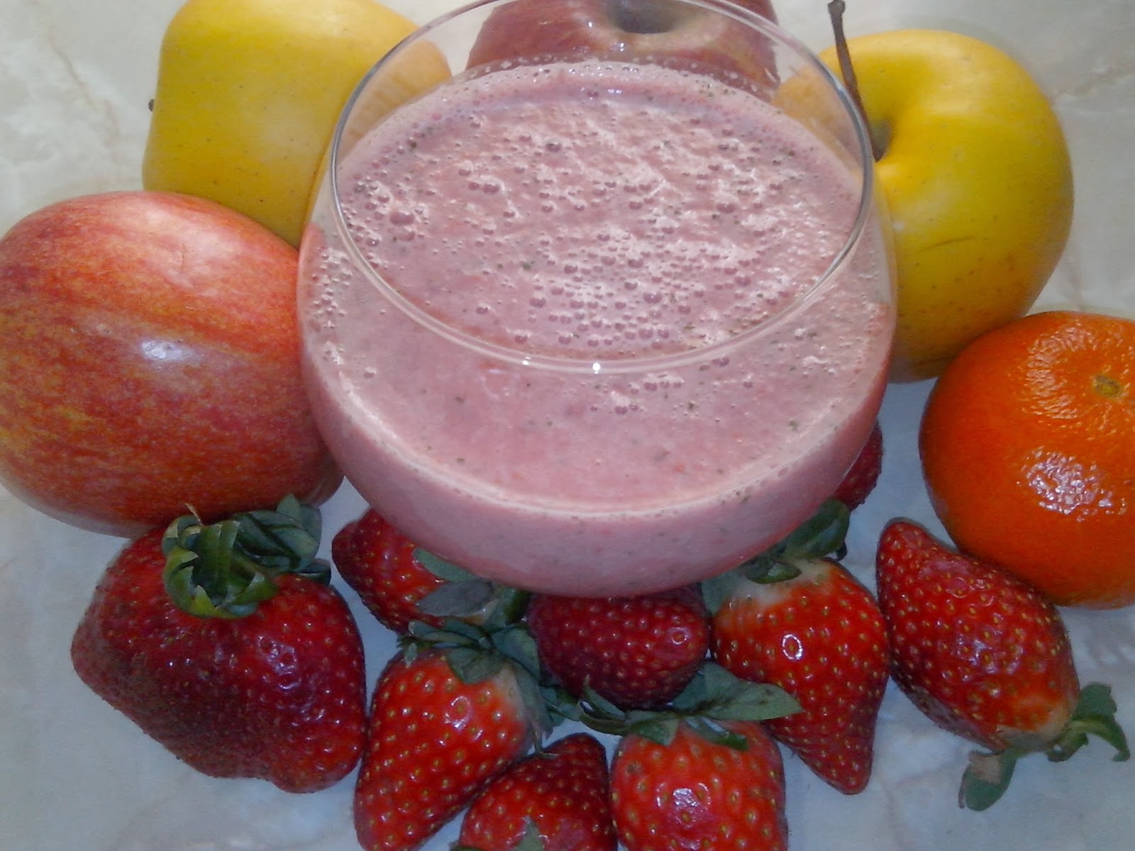 Batido de fresas con hierbas aromáticas receta casera