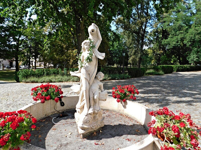 jedna z figur ogrodowych Sulisław, pałac, kwiaty, park, rzeźba