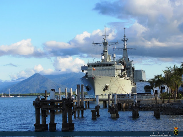 El BAC ‘Cantabria’ primer buque de la Armada que visita la ciudad australiana de Cairns.