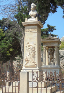 το ταφικό μνημείο του Χρήστου Νικολαΐδη στο ορθόδοξο νεκροταφείο του αγίου Γεωργίου στην Ερμούπολη