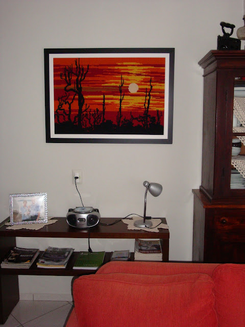 Aparador com revistas e quadro de paisagem Aparador com revistas e quadro de paisagem