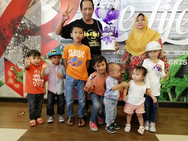 2ND ANNIVERSARY MAK DAN ABAH ! - Happy anniversary mak & abah ! Seronok tengok kebahagiaan mak dan abah sehingga mencecah ke 42 tahun. Semoga mummy dan daddy juga begitu jua ! Kami doakan mak abah bahagia sehingga ke jannah. Anniversary mak dan abah kali ini, mak abah yang panggil kami adik beradik semua berkumpul dan belanja makan kat luar. As usual, mak tak makan luar. Dia minum aje ! Sian mak. 42ND ANNIVERSARY MAK DAN ABAH ! Mak jenis, kalau makan kat luar tu, kedai satay pilihannya je lah yang baleh masuk tekaknya. Tapi, kedai satay tu pulak buka hari Isnin - Jumaat je. Susah sketlah nak berkumpul reramai macam ini. Adik tu, dah lah duduk Kajang. Kerja pulak kat KL. Abah decides, makan-makan kat Pizza Hut Kajang je untuk 42ND ANNIVERSARY MAK DAN ABAH ! Mak abah tu, memang suka datang lepak Kajang. Biasanya, lepak rumah adiklah. Rumah kami, sebab bapa mertua dan mak tiri mertua ada. Mereka tumpang sekejap rumah kami, sementara bapa mertua ada kerja di kawasan Bangi. So, mak abah mummy rasa janggal nak datang rumah kami kot. Tapi tak pe, kitorang pun weekdays duduk rumah mak mummy. Dah biasa jumpa hari-hari. Tak adalah nak simpan dalam hati mak abah asyik datang rumah adik je. Sebab family adik, mak, abah bukan hari-hari berjumpa. Sambung posing lagi ! Kemahen pengantin lama ni ha...boleh tahan hehehe. Kami adik beradik, tapi si Daim tu nak juga atok dukong. Manja ! Family mummy pulak ! Family adik Paling susah nak ambil gambar ! Memasing tak duduk diam haha Bersama cucu-cucu pulak. 7 orang cucu, kalau semua balik kampung. Memang merah tak ingat ! Haha Sementara tunggu makanan sampai. Borak-borak dulu Kids layan movie. Bolehlah mak pak bertenang seminit dua kan..hihi Tadaaaa...kali ini, tak lupa bergambar berdua. Sebab anak-anak semua sibuk dengan cousins. Mummy daddy bolehlah berdua-duaan seminit dua hehehe. Kang tak amik gamabr berdua kang..ada yang tanya pulak. Lama tak nampak gambar berdua laki bini. Haissshhh macam-macam soklan kekadang tu. 2ND ANNIVERSARY MAK DAN ABAH ! - Happy anniversary mak & abah ! Seronok tengok kebahagiaan mak dan abah sehingga mencecah ke 42 tahun. Semoga mummy dan daddy juga begitu jua ! Kami doakan mak abah bahagia sehingga ke jannah. Anniversary mak dan abah kali ini, mak abah yang panggil kami adik beradik semua berkumpul dan belanja makan kat luar. As usual, mak tak makan luar. Dia minum aje ! Sian mak. 42ND ANNIVERSARY MAK DAN ABAH ! Mak jenis, kalau makan kat luar tu, kedai satay pilihannya je lah yang baleh masuk tekaknya. Tapi, kedai satay tu pulak buka hari Isnin - Jumaat je. Susah sketlah nak berkumpul reramai macam ini. Adik tu, dah lah duduk Kajang. Kerja pulak kat KL. Abah decides, makan-makan kat Pizza Hut Kajang je untuk 42ND ANNIVERSARY MAK DAN ABAH ! Mak abah tu, memang suka datang lepak Kajang. Biasanya, lepak rumah adiklah. Rumah kami, sebab bapa mertua dan mak tiri mertua ada. Mereka tumpang sekejap rumah kami, sementara bapa mertua ada kerja di kawasan Bangi. So, mak abah mummy rasa janggal nak datang rumah kami kot. Tapi tak pe, kitorang pun weekdays duduk rumah mak mummy. Dah biasa jumpa hari-hari. Tak adalah nak simpan dalam hati mak abah asyik datang rumah adik je. Sebab family adik, mak, abah bukan hari-hari berjumpa. Sambung posing lagi ! Kemahen pengantin lama ni ha...boleh tahan hehehe. Kami adik beradik, tapi si Daim tu nak juga atok dukong. Manja ! Family mummy pulak ! Family adik Paling susah nak ambil gambar ! Memasing tak duduk diam haha Bersama cucu-cucu pulak. 7 orang cucu, kalau semua balik kampung. Memang merah tak ingat ! Haha Sementara tunggu makanan sampai. Borak-borak dulu Kids layan movie. Bolehlah mak pak bertenang seminit dua kan..hihi Tadaaaa...kali ini, tak lupa bergambar berdua. Sebab anak-anak semua sibuk dengan cousins. Mummy daddy bolehlah berdua-duaan seminit dua hehehe. Kang tak amik gamabr berdua kang..ada yang tanya pulak. Lama tak nampak gambar berdua laki bini. Haissshhh macam-macam soklan kekadang tu.