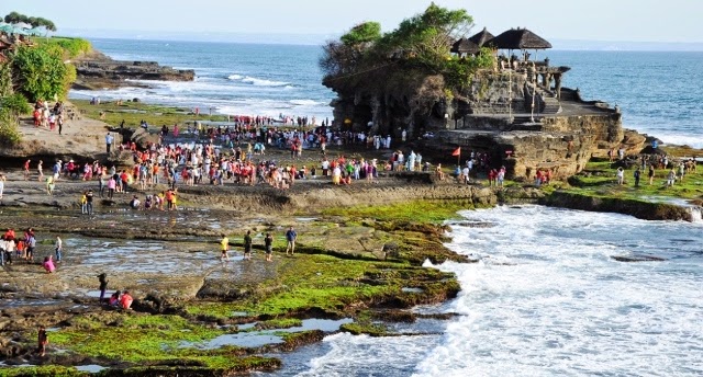 Libur Galungan, 11 Ribu Wisatawan Padati Tanah Lot