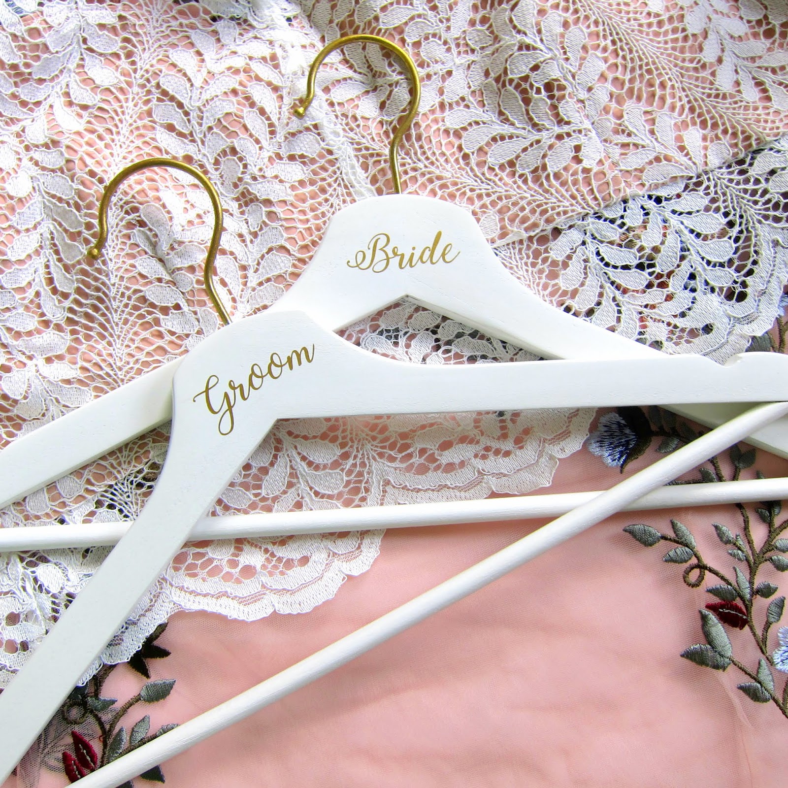 CUSTOMIZABLE WHITE WOODEN HANGERS ATH022 ARTORIAS