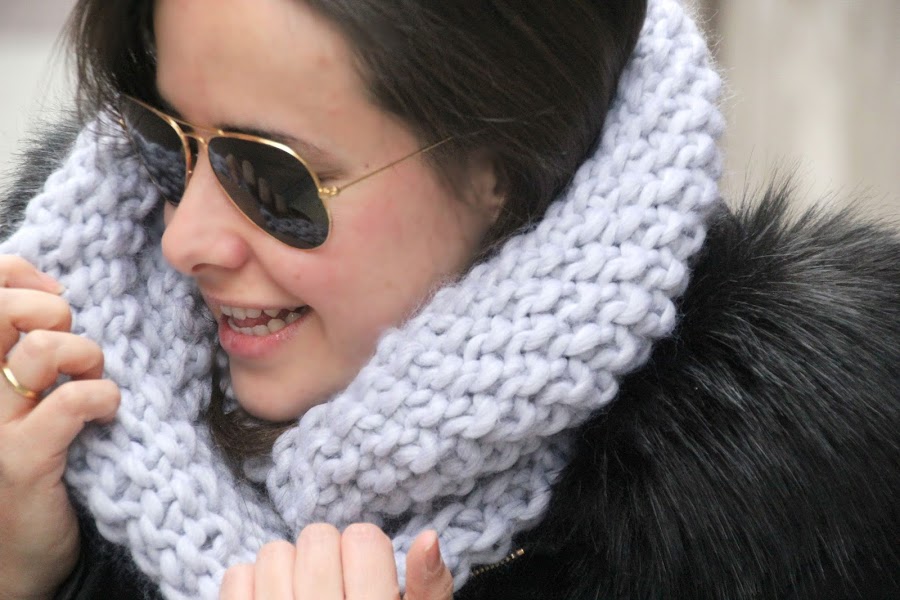 DIY Cómo hacer una bufanda circular o un cuello cerrado de lana DIY. Tejer con dos agujas diy