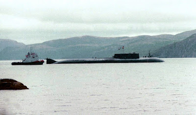 Submarino ruso abandonado en el oceano
