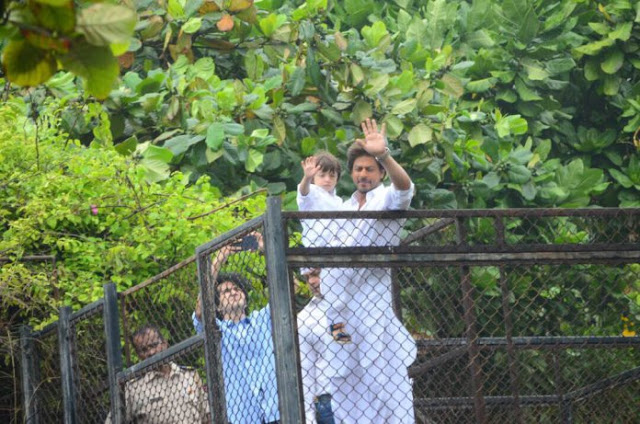 Eid Mubarak Special: Shah Rukh Khan Oo Taageerayaashiisa Ugu Hambalyeeyay Ciidul Fidriga (+Sawiro)
