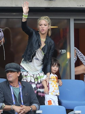 1a5 Shakira and sons cheers on her husband football star Gerard Pique during his game.