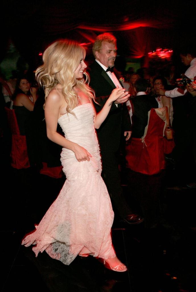 Red Carpet Dresses Avril Lavigne Avril Lavigne's Wedding 2006 Red Carpet Dresses Avril Lavigne Avril Lavigne's Wedding 2006