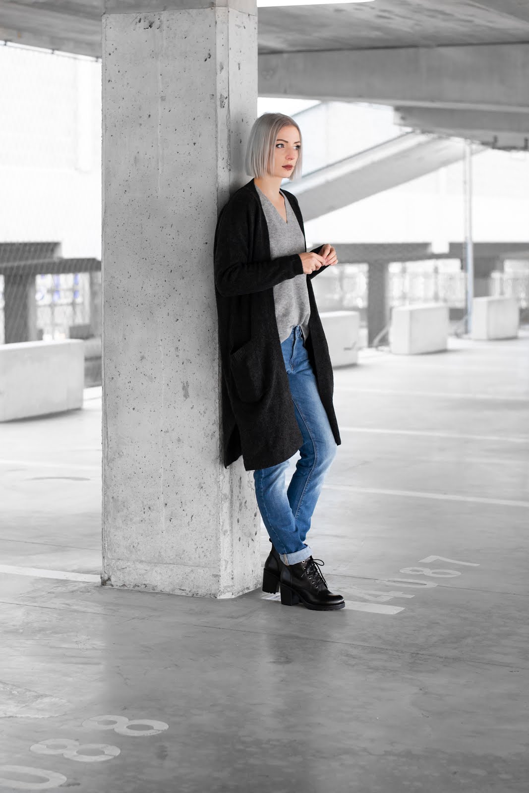 Street style, s.oliver, longline cardigan, 2019, minimal outfit, lace up boots, hiker boots, monochrome