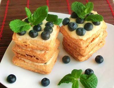 pasticcini con crema di semolino e mirtilli