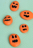 Decoración para Halloween con piedras pintadas calabazas