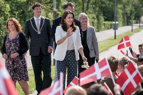 Crown Princess Mary launches anti-bullying programme for nurseries and daycare. Style royal, new dress, fashion new summer dress, Gant Dress, Collection