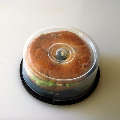 Kotak CD/DVD bekas bisa dimanfaatkan sebagai wadah roti burger.