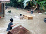 Koramil 1506/Cibingbin Evakuasi Korban Banjir - Kuningan