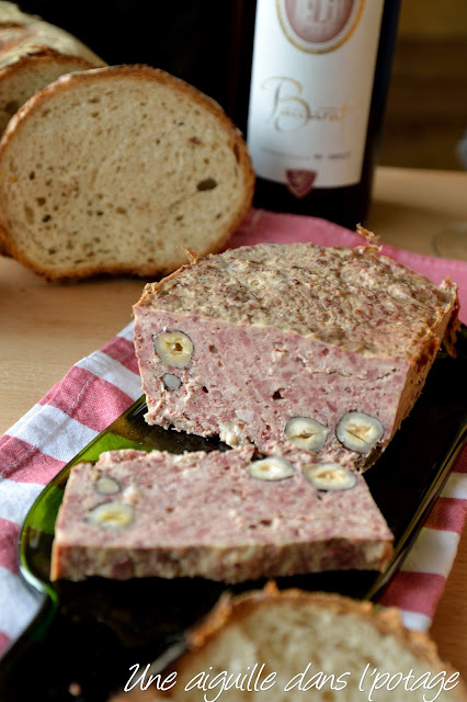 Terrine aux foies de volaille et aux noisettes